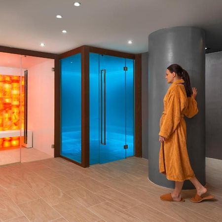 Hotel Hyatt Regency Sofia Esterno foto A modern spa
