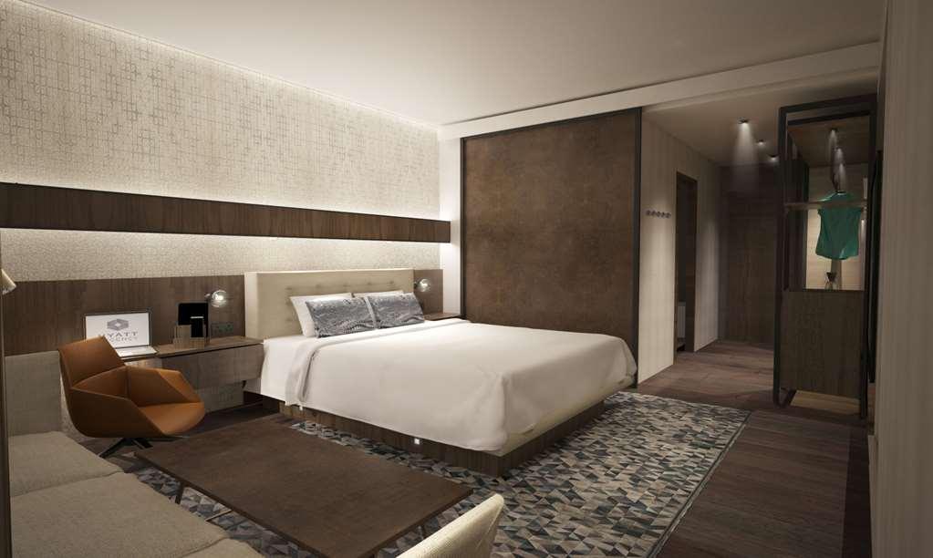 Hotel Hyatt Regency Sofia Camera foto A guest room at the hotel