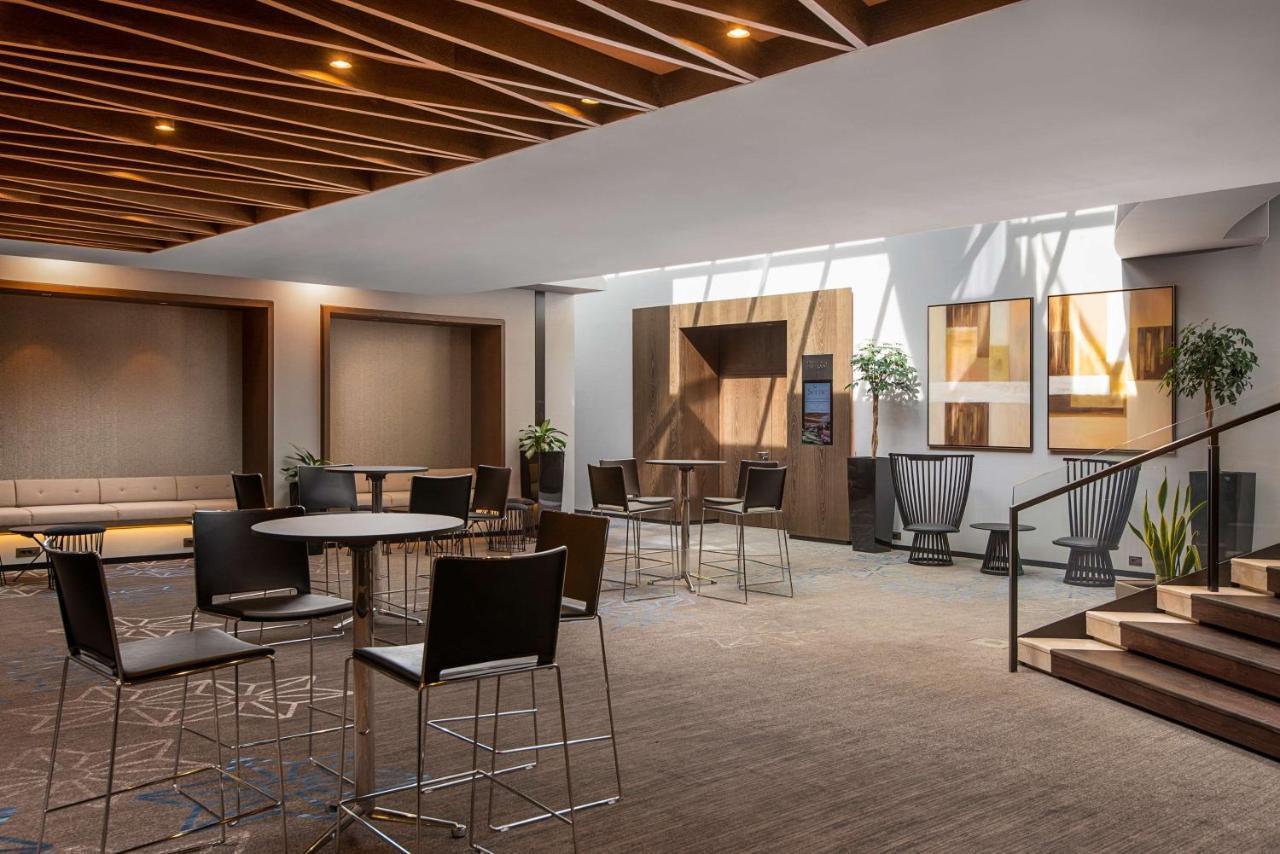 Hotel Hyatt Regency Sofia Esterno foto The lounge at the airport