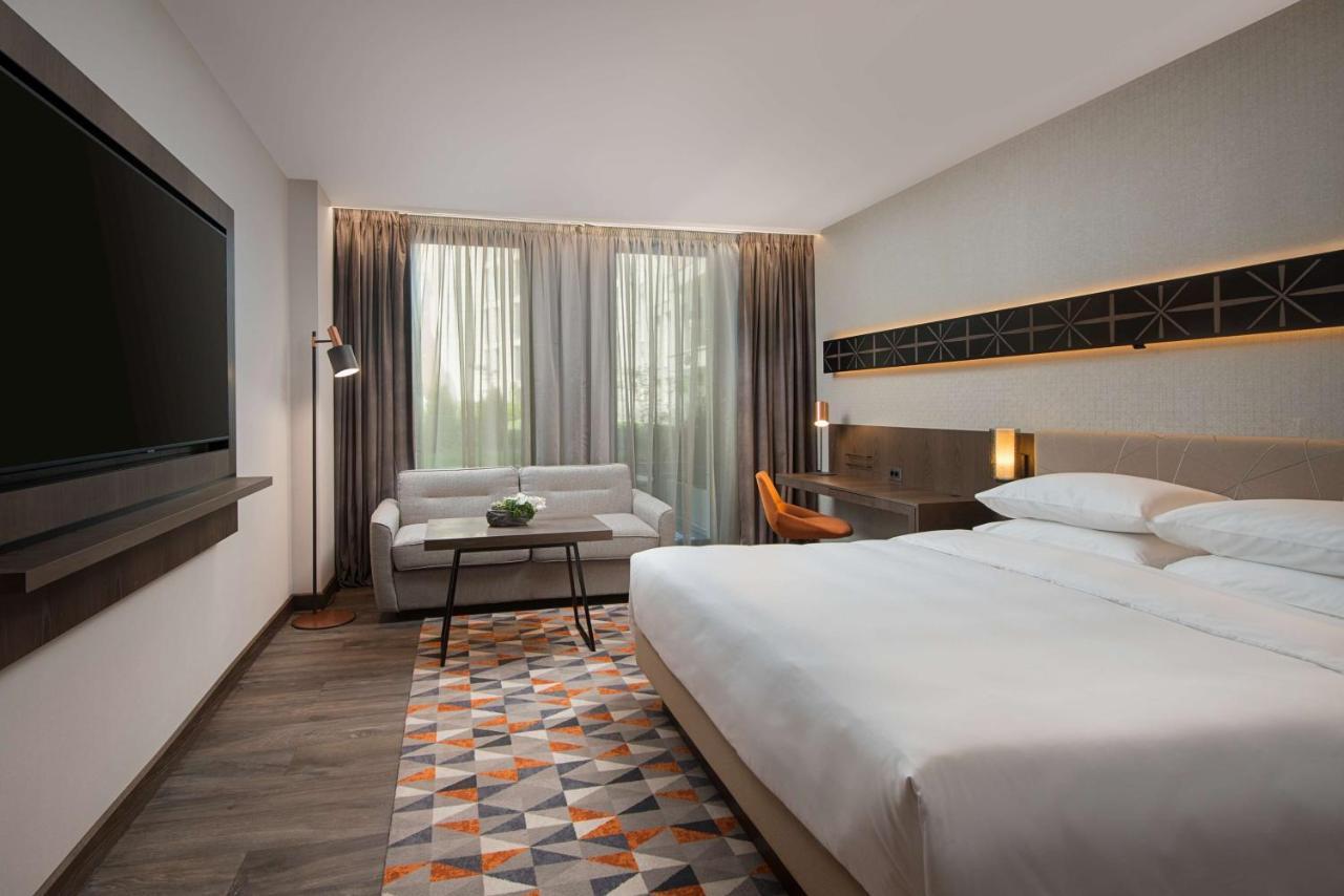 Hotel Hyatt Regency Sofia Esterno foto A guest room at the hotel