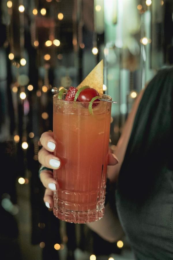 Hotel Hyatt Regency Sofia Esterno foto A caipiroska