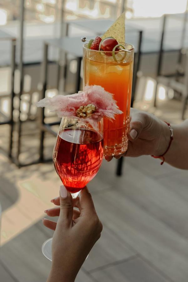 Hotel Hyatt Regency Sofia Esterno foto A glass of champagne