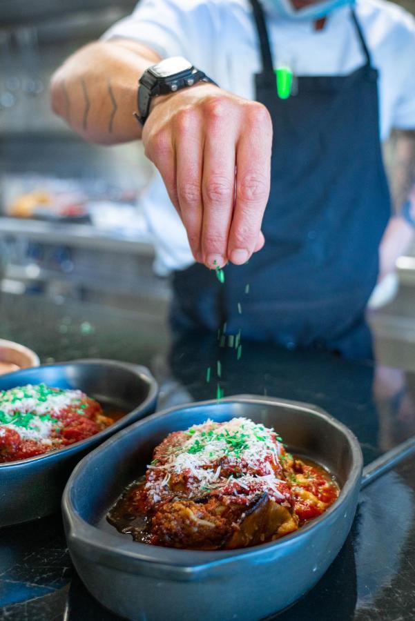 Hotel Hyatt Regency Sofia Esterno foto A chef sprinkles green food coloring on a dish