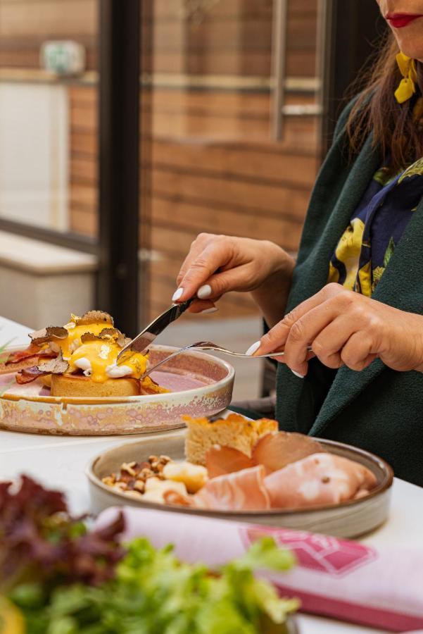 Hotel Hyatt Regency Sofia Esterno foto A woman cutting into a pumpkin pie