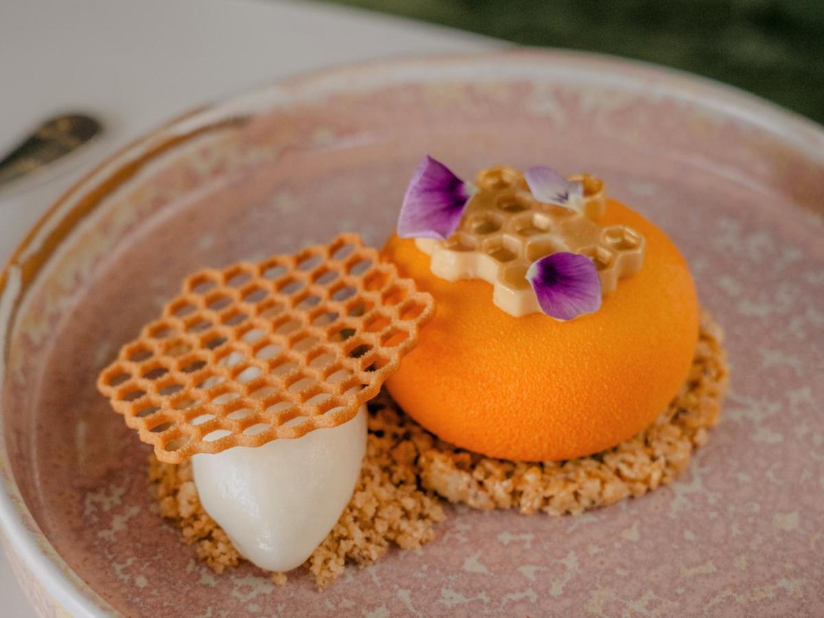 Hotel Hyatt Regency Sofia Esterno foto A dessert at the restaurant