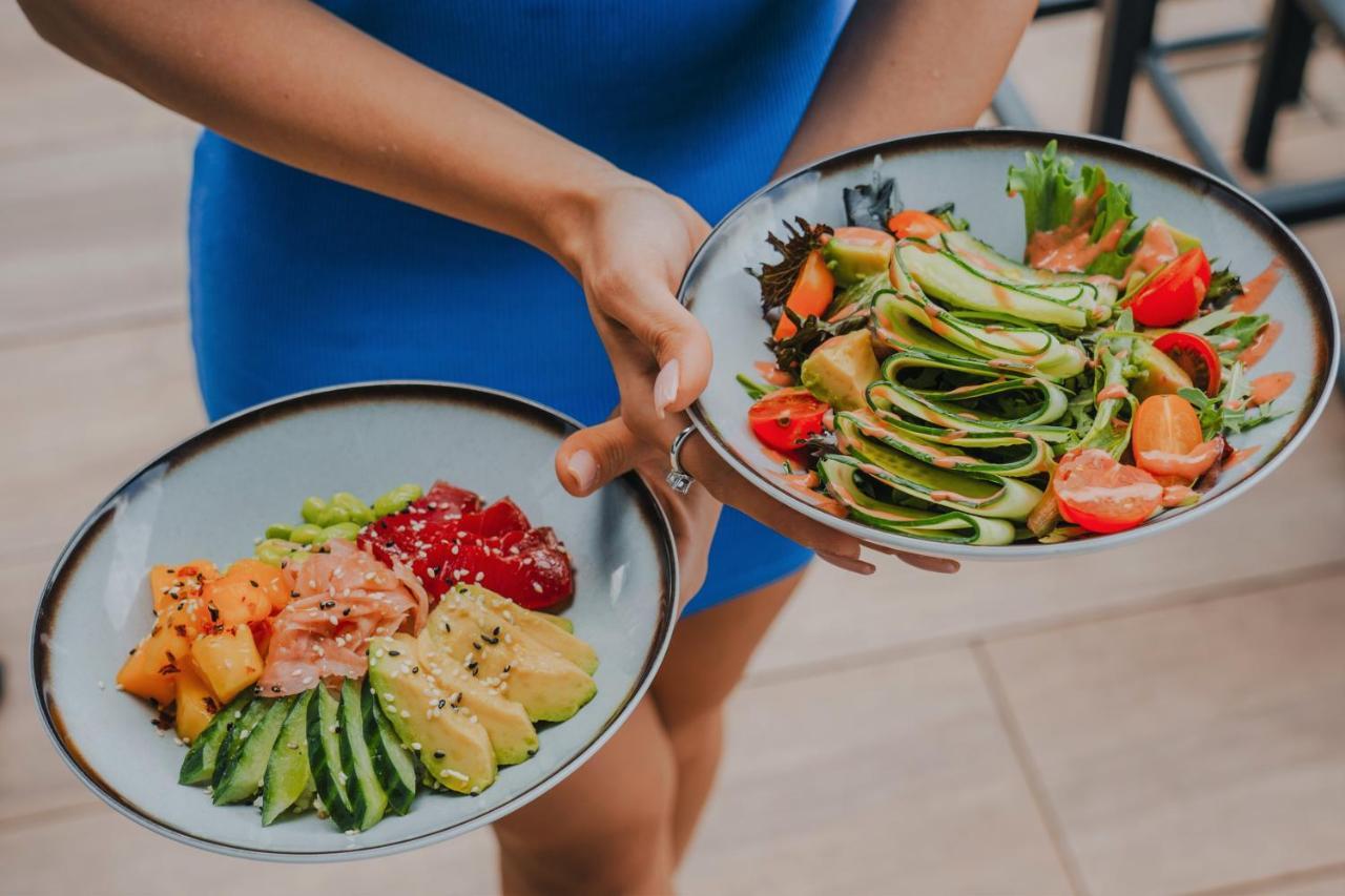 Hotel Hyatt Regency Sofia Esterno foto A woman holding two poke bowls
