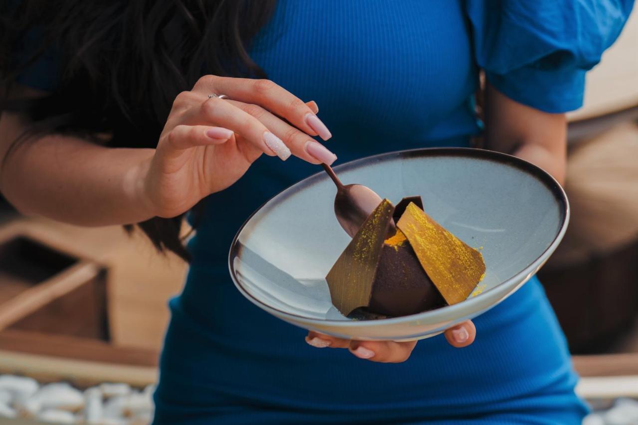 Hotel Hyatt Regency Sofia Esterno foto A woman eating a chocolate dessert