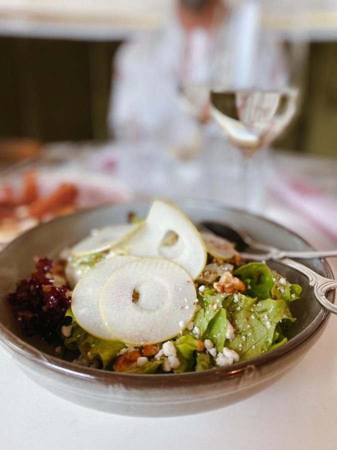 Hotel Hyatt Regency Sofia Esterno foto Pear salad